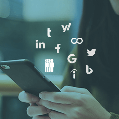 persona buscando empleo smartphone iconos talenteca, google for jobs, facebook jobs, linkedin empleos, agregadores, motores de busqueda