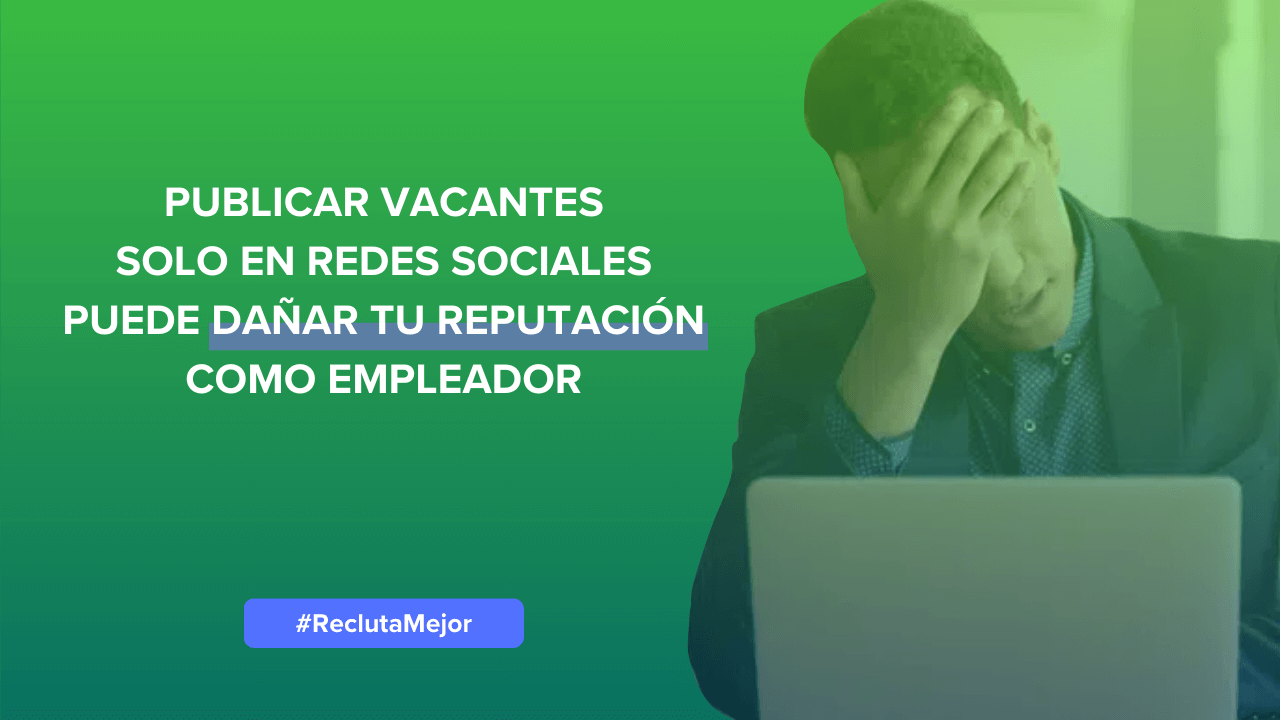 Hombre frustrado frente a una laptop con mensaje Publicar vacantes solo en redes sociales puede dañar tu reputación como empleador
